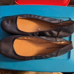Amazon Essentials Women's Elegant Navy Flats- size 13 w